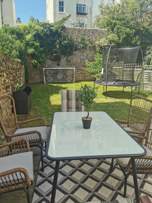 Appartamento Victorian Flat Close To Station With Large Garden Hove Esterno foto