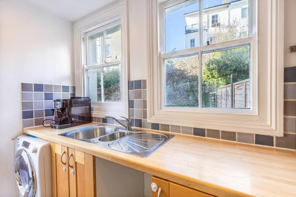 Appartamento Victorian Flat Close To Station With Large Garden Hove Esterno foto