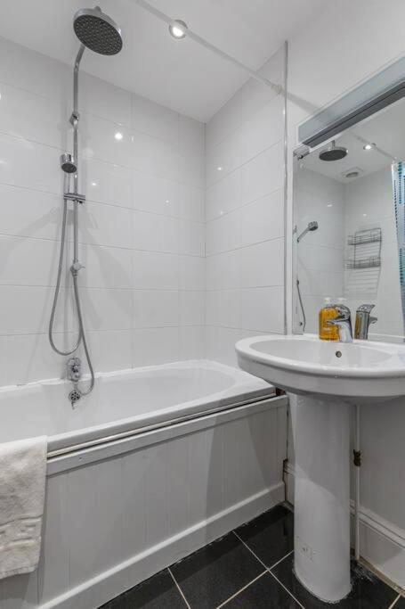 Appartamento Victorian Flat Close To Station With Large Garden Hove Esterno foto
