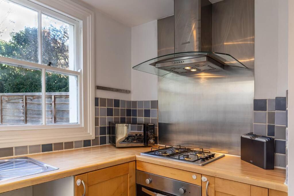 Appartamento Victorian Flat Close To Station With Large Garden Hove Esterno foto